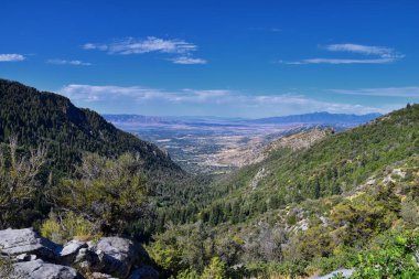At Kuyruğu Şelalesi Vadisi, Dry Creek Kanyonu 'ndaki sırt çantasından, Lone Peak Wilderness' tan Wasatch Front Rocky Dağları 'ndan, Alpine Utah' tan manzaralı. ABD.