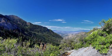 At Kuyruğu Şelalesi Vadisi, Dry Creek Kanyonu 'ndaki sırt çantasından, Lone Peak Wilderness' tan Wasatch Front Rocky Dağları 'ndan, Alpine Utah' tan manzaralı. ABD.
