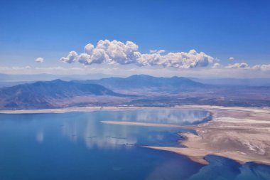 Büyük Salt Lake, göl manzarası ve çevre manzarası. Salt Lake Şehri, Utah, Amerika.