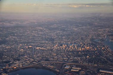 San Jose şehir merkezinden San Francisco 'ya yakın bir uçaktan görüntüler. Kaliforniya mı? ABD.