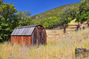 Hamongog 'da terk edilmiş kırmızı orman kulübesinde, Lone Peak' in aşağısında, Wasatch Dağları, Utah. ABD. 