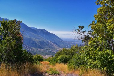 Hamongog yürüyüş parkurundan Utah Vadisi manzarası Lone Peak Wilderness, Wasatch Front Alpine 'e bakıyor. Amerika. 