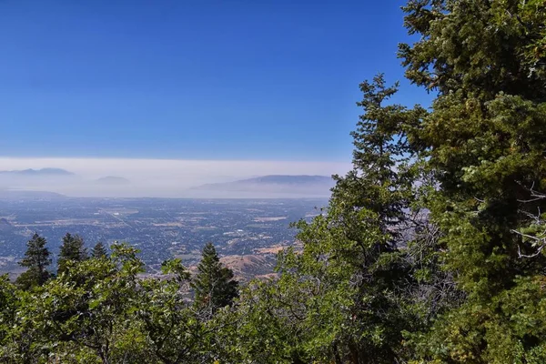 Hamongog yürüyüş parkurundan Utah Vadisi manzarası Lone Peak Wilderness, Wasatch Front Alpine 'e bakıyor. Amerika. 