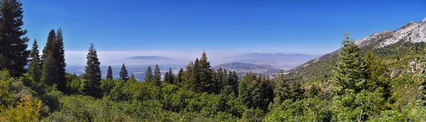 犹他州谷地观景从哈蒙哥州远足小径俯瞰孤峰荒野 瓦萨奇山前阿尔卑斯山 — 图库照片