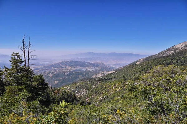 犹他州谷地观景从哈蒙哥州远足小径俯瞰孤峰荒野 瓦萨奇山前阿尔卑斯山 — 图库照片