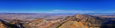 Deseret Peak, Utah 'taki Oquirrh Dağları' nın oradaki Stansbury Dağları 'nı geziyor. Birleşik Devletler.  