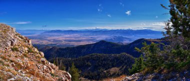 Deseret Peak, Utah 'taki Oquirrh Dağları' nın oradaki Stansbury Dağları 'nı geziyor. Birleşik Devletler.  