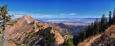 Deseret Peak, Utah 'taki Oquirrh Dağları' nın oradaki Stansbury Dağları 'nı geziyor. Birleşik Devletler.  