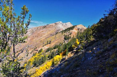 Deseret Peak, Utah 'taki Oquirrh Dağları' nın oradaki Stansbury Dağları 'nı geziyor. Birleşik Devletler.  