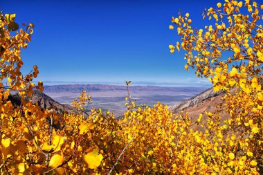 Deseret Peak, Utah 'taki Oquirrh Dağları' nın oradaki Stansbury Dağları 'nı geziyor. Birleşik Devletler.  