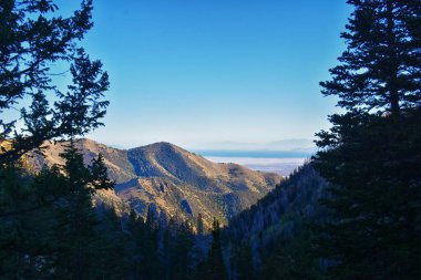 Deseret Peak, Utah 'taki Oquirrh Dağları' nın oradaki Stansbury Dağları 'nı geziyor. Birleşik Devletler.  