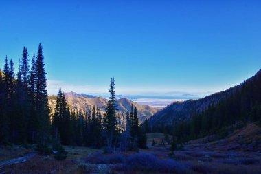 Deseret Peak, Utah 'taki Oquirrh Dağları' nın oradaki Stansbury Dağları 'nı geziyor. Birleşik Devletler.  