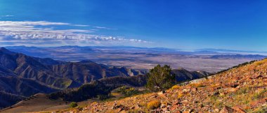 Deseret Peak, Utah 'taki Oquirrh Dağları' nın oradaki Stansbury Dağları 'nı geziyor. Birleşik Devletler.  