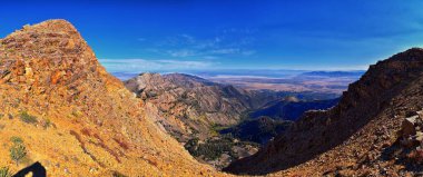Deseret Peak, Utah 'taki Oquirrh Dağları' nın oradaki Stansbury Dağları 'nı geziyor. Birleşik Devletler.  