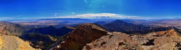 デザートピークは ユタ州のOquirh Mountain Range Rocky MountainsによるハイキングStansbury Mountainsを眺めます アメリカ合衆国 — ストック写真