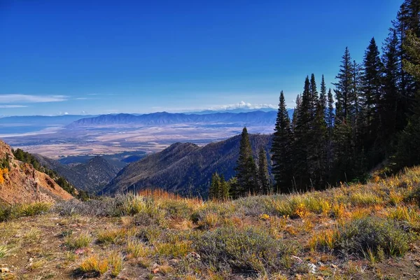 Deseret Peak, Utah 'taki Oquirrh Dağları' nın oradaki Stansbury Dağları 'nı geziyor. Birleşik Devletler.  