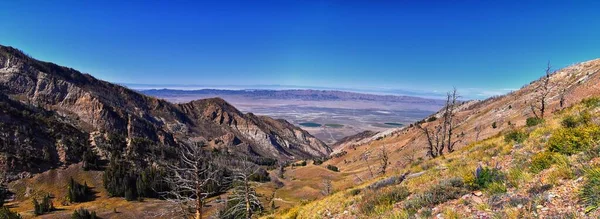 Deseret Peak, Utah 'taki Oquirrh Dağları' nın oradaki Stansbury Dağları 'nı geziyor. Birleşik Devletler.  