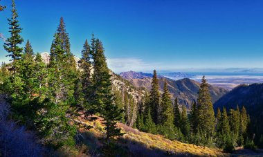 Deseret Peak 'ten Büyük Tuz Gölü Stansbury Dağları' na, Rocky Dağları 'na, Utah' a yürüyüş yapar. Birleşik Devletler.