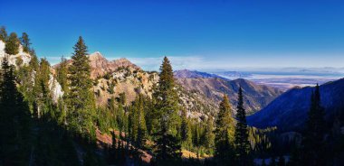Deseret Peak 'ten Büyük Tuz Gölü Stansbury Dağları' na, Rocky Dağları 'na, Utah' a yürüyüş yapar. Birleşik Devletler.