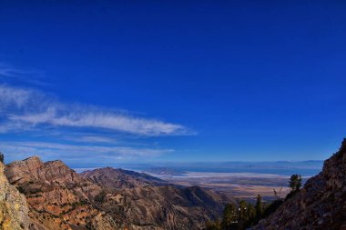 Deseret Peak 'ten Büyük Tuz Gölü Stansbury Dağları' na, Rocky Dağları 'na, Utah' a yürüyüş yapar. Birleşik Devletler.