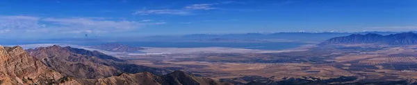 从戴斯莱特峰出发的大盐湖可以看到犹他州落基山脉的斯坦斯伯里山脉 — 图库照片