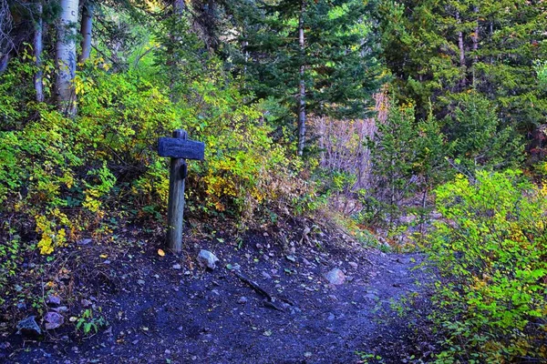ハイキングトレイル標識デザートピークトレイルスタンベリー山脈 ロッキー山脈 ユタ州 アメリカ — ストック写真
