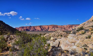 Jones Kemikleri 'nden Kar Kanyonu manzarası St George Utah Zions Ulusal Parkı' nda yürüyüş yapıyor. ABD.