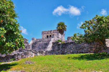 Meksika Yucatn Yarımadası 'ndaki Karayipler kıyısındaki Tulum antik Maya liman şehri. El Castillo harabelerinin manzarası. Kuzey Orta Amerika.