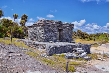 Meksika Yucatn Yarımadası 'ndaki Karayipler kıyısındaki Tulum antik Maya liman şehri. El Castillo harabelerinin manzarası. Kuzey Orta Amerika.