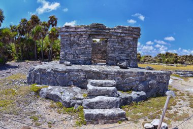Meksika Yucatn Yarımadası 'ndaki Karayipler kıyısındaki Tulum antik Maya liman şehri. El Castillo harabelerinin manzarası. Kuzey Orta Amerika.