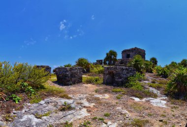 Meksika Yucatn Yarımadası 'ndaki Karayipler kıyısındaki Tulum antik Maya liman şehri. El Castillo harabelerinin manzarası. Kuzey Orta Amerika.