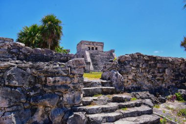 Meksika Yucatn Yarımadası 'ndaki Karayipler kıyısındaki Tulum antik Maya liman şehri. El Castillo harabelerinin manzarası. Kuzey Orta Amerika.