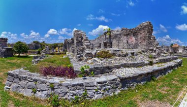 Meksika Yucatn Yarımadası 'ndaki Karayipler kıyısındaki Tulum antik Maya liman şehri. El Castillo harabelerinin manzarası. Kuzey Orta Amerika.