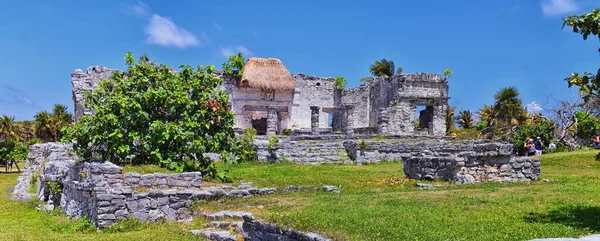 Meksika Yucatn Yarımadası 'ndaki Karayipler kıyısındaki Tulum antik Maya liman şehri. El Castillo harabelerinin manzarası. Kuzey Orta Amerika.