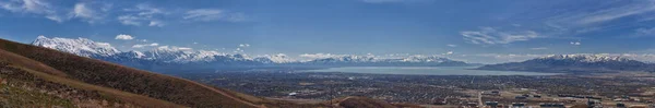塩湖とユタ郡の谷の景色先生ロロループトレイルの雪の山の谷からの眺めローンピークワイルダネスウォッチロッキー山脈 ユタ州 アメリカ — ストック写真