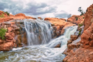 Gunlock Falls State Park Rezervuar Şelalesi manzaralı, Utah, St. George 'dan. 2023 rekor kar yığınları çöl erozyon kumtaşının üzerinden geçiyor. Utah, ABD.