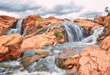 Gunlock Falls State Park Rezervuar Şelalesi manzaralı, Utah, St. George 'dan. 2023 rekor kar yığınları çöl erozyon kumtaşının üzerinden geçiyor. Utah, ABD.