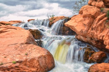 Gunlock Falls State Park Rezervuar Şelalesi manzaralı, Utah, St. George 'dan. 2023 rekor kar yığınları çöl erozyon kumtaşının üzerinden geçiyor. Utah, ABD.