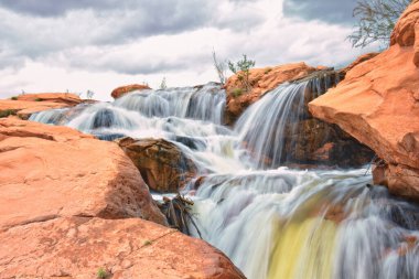 Gunlock Falls State Park Rezervuar Şelalesi manzaralı, Utah, St. George 'dan. 2023 rekor kar yığınları çöl erozyon kumtaşının üzerinden geçiyor. Utah, ABD.