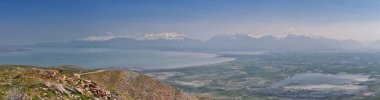 Utah Gölü, West Lake Mountain Peak yürüyüş yolu manzaralı Radyo Kuleleri ve Gözlemevi, Wasatch Front Rocky Dağları, Provo, Utah. ABD.