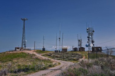 Batı Gölü Dağ Tepesi 'ndeki Radyo Kulesi Gözlemevi dağ yürüyüşü patikası Utah Gölü, Wasatch Front Rocky Dağları, Provo, Utah. ABD.