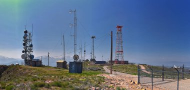 Batı Gölü Dağ Tepesi 'ndeki Radyo Kulesi Gözlemevi dağ yürüyüşü patikası Utah Gölü, Wasatch Front Rocky Dağları, Provo, Utah. ABD.