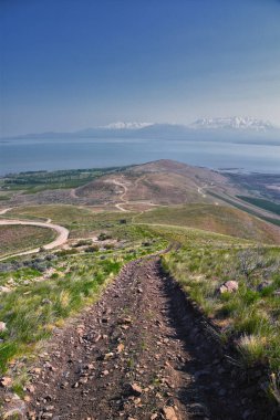 West Lake Mountain Peak yürüyüş yolu manzarası Radyo Kuleleri ve Gözlemevi, Wasatch Front Rocky Dağları, Provo, Utah. ABD.