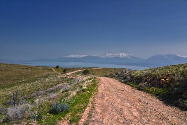 West Lake Mountain Peak yürüyüş yolu manzarası Radyo Kuleleri ve Gözlemevi, Wasatch Front Rocky Dağları, Provo, Utah. ABD.