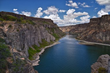 Snake River 'daki Shoshone Şelalesi yürüyüş parkurundan izleniyor. Pillar Falls 'dan Twin Falls, Milner Dam Idaho. ABD