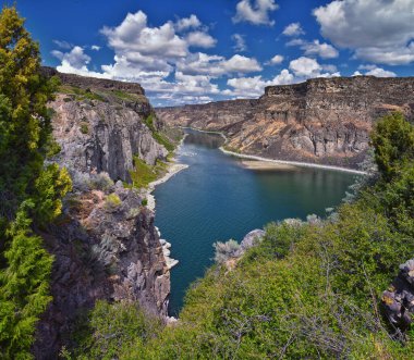 Snake River 'daki Shoshone Şelalesi yürüyüş parkurundan izleniyor. Pillar Falls 'dan Twin Falls, Milner Dam Idaho. ABD