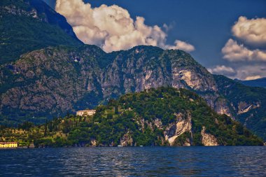 Kuzey İtalya 'daki Como Gölü Alplerin eteklerinde Lombardy Bölgesi. Avrupa 'nın yerel bir kasabasından manzara manzarası.