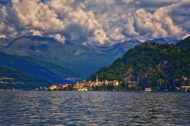 Kuzey İtalya 'daki Como Gölü Alplerin eteklerinde Lombardy Bölgesi. Avrupa 'nın yerel bir kasabasından manzara manzarası.