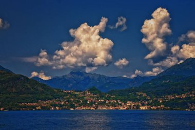 Kuzey İtalya 'daki Como Gölü Alplerin eteklerinde Lombardy Bölgesi. Avrupa 'nın yerel bir kasabasından manzara manzarası.