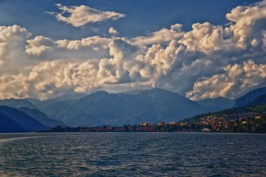 Kuzey İtalya 'daki Como Gölü Alplerin eteklerinde Lombardy Bölgesi. Avrupa 'nın yerel bir kasabasından manzara manzarası.